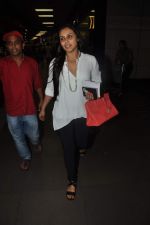 Rani Mukherjee snapped at International airport, Mumbai on 26th July 2013 (10).JPG